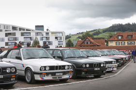 Vor allem BMW der 3-er Serie (E30) sind hier zu sehen - Oldtimer Sunday Morning Treffen Zug am 6. August 2023 Vor allem BMW der 3-er Serie (E30) sind hier zu sehen - Oldtimer Sunday Morning Treffen Zug am 6. August 2023