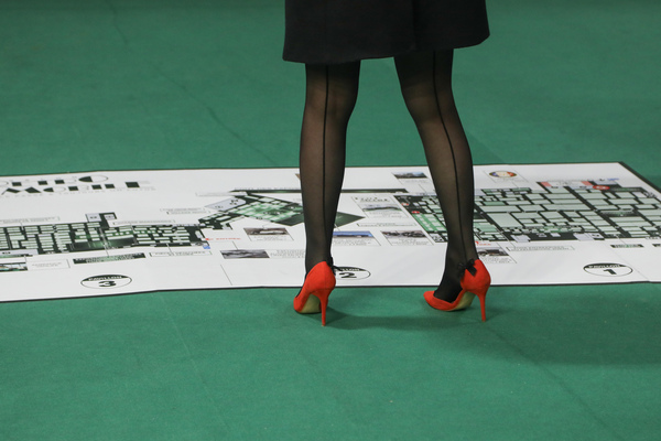 Vor allem mit für längere Spaziergänge ungeeigneten Schuhen empfiehlt sich ein genaues Studium des Messeplans - Rétromobile Paris 2024