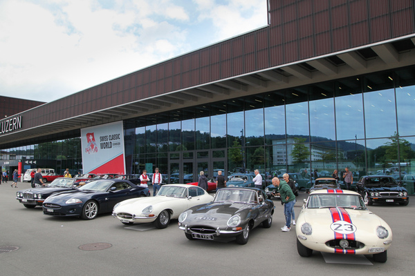 Vor dem Eingang trafen sich die Jaguar-Fahrer – Swiss Classic World Luzern 2022
