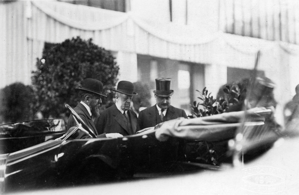 Vor dem Firmenstand am Prager Autosalon 1914, mit Generaldirektor Vaclav Klement (links) und Landsammann Graf von Lobkowicz. Alexander Kolowrat (rechts), war als Mitglied des Verwaltungsrates, ein würdiger Vertreter des L&K Unternehmens.