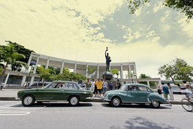 Vor dem historischen Haupteingang des Maracanã-Stadions in Rio de Janeiro: DKW Fissore (links) und DKW Belcar (2014)