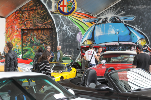 Vor der Auktion können die Autos von den Interessenten inspiziert werden - Oktober-Versteigerung der Oldtimer Galerie Toffen vom 15. Oktober 2022