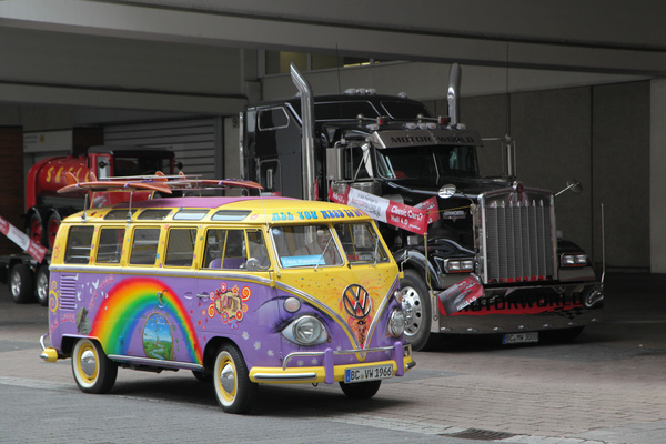 Vor der Halle der Hippie-Bus - IAA Heritage by Motorworld 2019