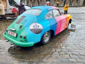 Vor der Halle weist dieser Porsche 356 auf die Sonderausstellung hin – in der Ausstellung "Porsche Driven by Dreams"