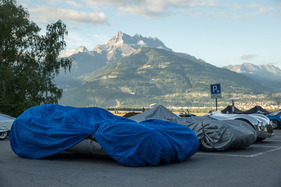 Vor der Nachtfeuchtigkeit geschützte Rennwagen - 8. Historisches Bergrennen Ollon-Villars 2022 Vor der Nachtfeuchtigkeit geschützte Rennwagen - 8. Historisches Bergrennen Ollon-Villars 2022