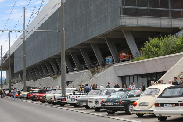 Vor der Tissot-Arena hatte es viel Platz für Oldtimer aller Couleur - 5. Old Wheels Biel/Bienne 2024