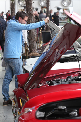 Vor der Versteigerung wurde noch eifrig unter die Hauben geschaut - Versteigerung Oldtimer Galerie in Toffen am 26. November 2016