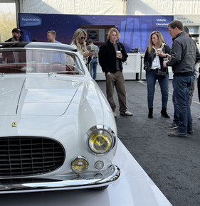 Vor der Verteigerung werden die Autos inspiziert - Bonhams Scottsdale Versteigerung 2025