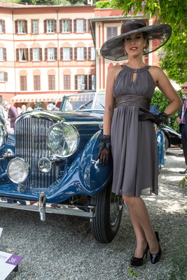Bild: Vor einem Bentley steht es sich immer gut - Concorso d'Eleganza Villa d'Este 2018
