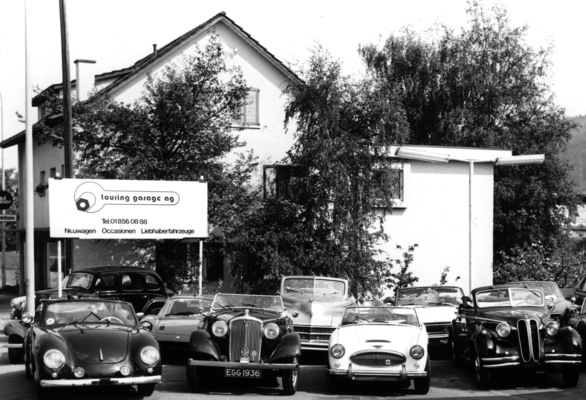Image: Pre-war and post-war classics in front of the Touring Garage in the 1980s