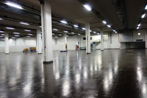 Vor zwei Jahren stand auch das Untergeschoss voll mit aufgemotzten Autos. Dieses Jahr blieb Halle 1A leer