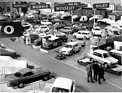 Vorbereitung auf den Publikumserfolg - im Vordergrund Morris, Wolseley und DAF - Genfer Automobilsalon 1965