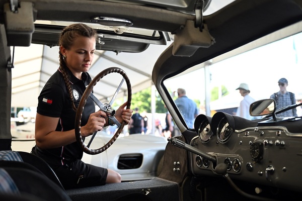 Vorbereitung des Mercedes-Benz 300 SL in den Boxen - Goodwood Festival of Speed 2025