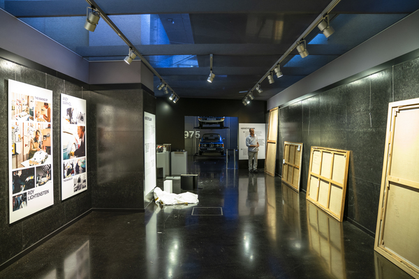 Vorbereitungsarbeiten beim Einrichten - BMW Art Cars Sonderschau im BMW-Museum in München 2018