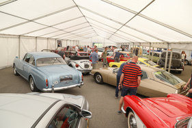 Vorbesichtigung bei der Oldtimer-Galerie zwischen Halle 1 und 2 - die versteigerung erfolgte am Samstag - Swiss Classic World Luzern 2023 Vorbesichtigung bei der Oldtimer-Galerie zwischen Halle 1 und 2 - die versteigerung erfolgte am Samstag - Swiss Classic World Luzern 2023