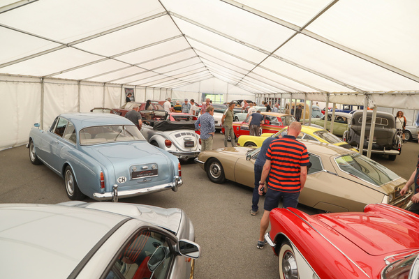 Die Autos werden in einem Zelt zwischen Halle 1 und 2 gezeigt