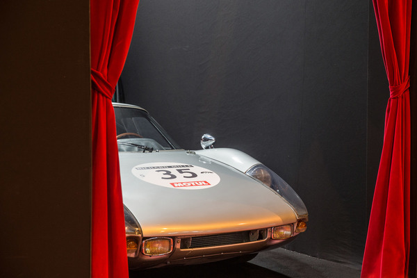 … Vorhänge für den nächsten Tag der Rétromobile erneut geöffnet.