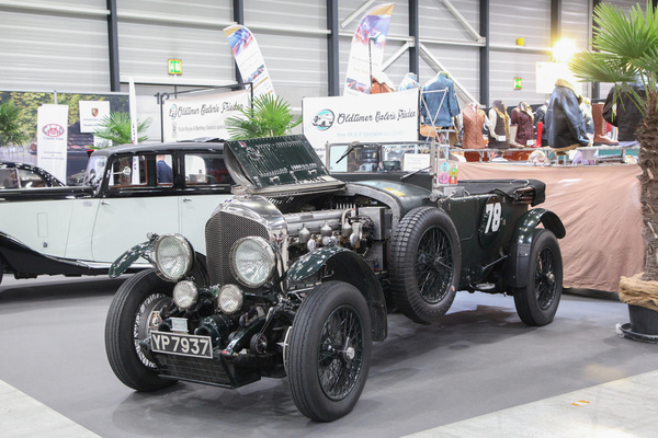 Vorkriegs-Bentley auf dem Stand der Oldtimer Galerie Frieden - Swiss Classic World Luzern 2021