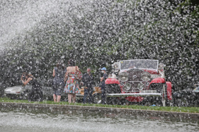 Vorkriegs-Cadillac hinter Wasservorhang - Concours d'Elégance Suisse "spéciale" 2021 in Coppet Vorkriegs-Cadillac hinter Wasservorhang - Concours d'Elégance Suisse "spéciale" 2021 in Coppet