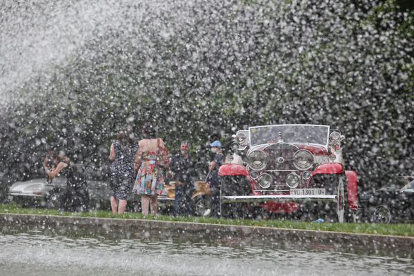 Vorkriegs-Cadillac hinter Wasservorhang - Concours d'Elégance Suisse "spéciale" 2021 in Coppet