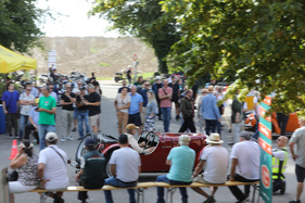 Vorkriegs-Roadster bei der Ankunft vor grossem Publikum - 6. Lägern Classic 2023 Vorkriegs-Roadster bei der Ankunft vor grossem Publikum - 6. Lägern Classic 2023