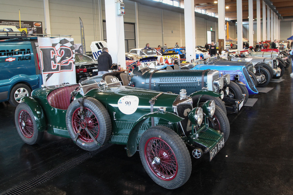 Vorkriegs-Sportwagen warten auf ihren Einsatz bei den Demofahrten draussen - Motorworld Classics Bodensee 2022