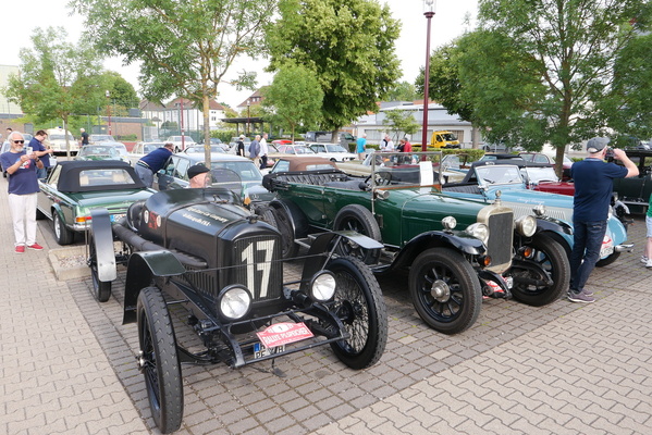 Vorkriegs-Starter: Elgin Long Tail Racer von 1917, Sunbeam-Tourer 16/40 von 1923, daneben ein Mercedes-Benz 170 DA von 1951 – Einbecker Oldtimertage 2025