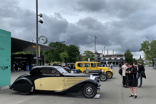 Vorkriegsautos "Harder than Steel" vor den Hallen - Swiss Classic World Luzern 2024