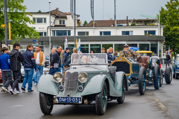 Image: Pre-war cars as part of the "Harder than Steel" driving event in front of the Swiss Classic World halls