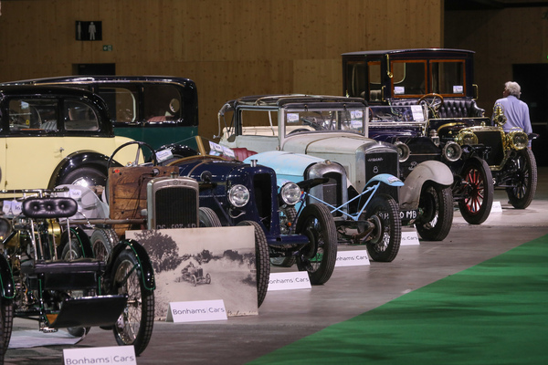 Vorkriegsautos warten in Reih und Glied auf ihre Versteigerung - Bonhams Versteigerung "Les Grandes Marques du Monde à Paris" 2024
