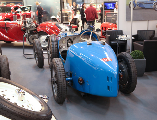 Vorkriegsjuwelen waren in der Minderzahl - hier ein Bugatti 35 zwischen zwei BMW 328 (Techno Classica 2017)