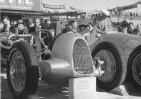 Vorn der Auto Union Typ C aus dem Deutschen Museum, dahinter ein Mercedes W 125