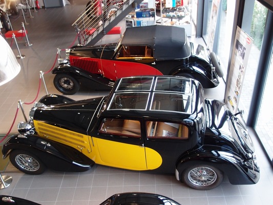 Vorne - Bugatti T57 Galibier (Serie 2, 1936) mit grossem Glasdach