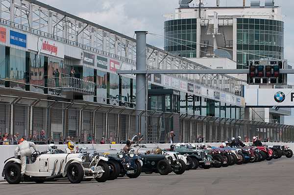 Bild: Vorne links: Mercedes-Benz SSK (1928) - Die Rennfahrer sind gerade im Le Mans Stil über die Strecke gerannt, um ihre Fahrzeuge zu starten – ADAC Eifelrennen 2013