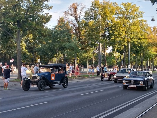 Vorne links ein Citroen A 10 HP Torpdo aus dem Jahr 1921, das älteste Auto der diesjährigen Veranstaltung - Vienna Classic Days 2024