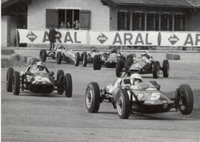 Vornweg - Die "Kaimänner" von Erich Breinsberg (#5) und Günther Huber diktieren 1967 in Innsbruck das Tempo. Dahinter Peter Peter (Astro V) und Dr. Helmut Marko (Kaimann) Vornweg - Die "Kaimänner" von Erich Breinsberg (#5) und Günther Huber diktieren 1967 in Innsbruck das Tempo. Dahinter Peter Peter (Astro V) und Dr. Helmut Marko (Kaimann)