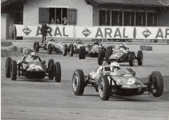 Vornweg - Die "Kaimänner" von Erich Breinsberg (#5) und Günther Huber diktieren 1967 in Innsbruck das Tempo. Dahinter Peter Peter (Astro V) und Dr. Helmut Marko (Kaimann)