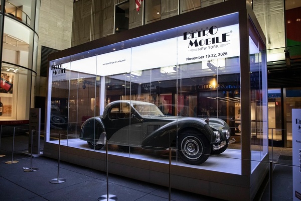 Image: Preview of the Retromobile New York 2026 with a Bugatti Type 57S Atalante from 1937 at Rockefeller Center
