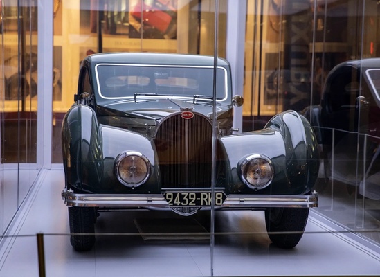 Bild: Vorschau auf die Retromobile New York 2026 mit einem Bugatti Typ 57S Atalante von 1937 im Rockefeller Center
