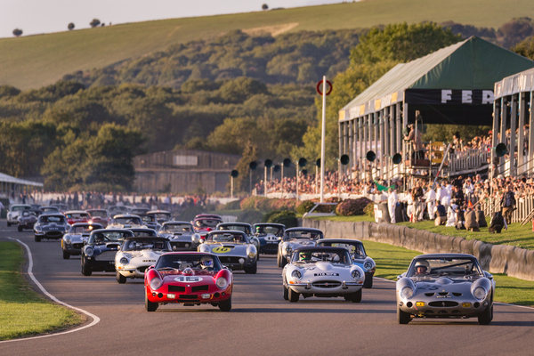 Bild Vorstart zum Rennen zur Kinrara Trophy, vorne links der später siegreiche Ferrari 250 GT SWB "Breadvan", rechts der früh ausgeschiedene Ferrari 250 GTO - Goodwood Revival 2018