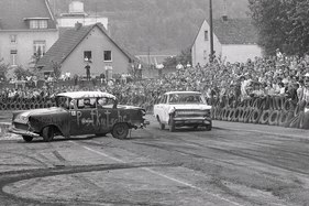 Vorteil dank verbessertem Fahrwerk? Zweimal Opel Rekord am Stock Car Rennen in Bonn anfangs 70er Jahre