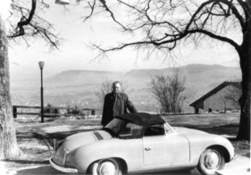 WD Denzel Sport (1953) - Wolfgang Denzel und sein Sportwagen mit aufgesetztem Stoffdach