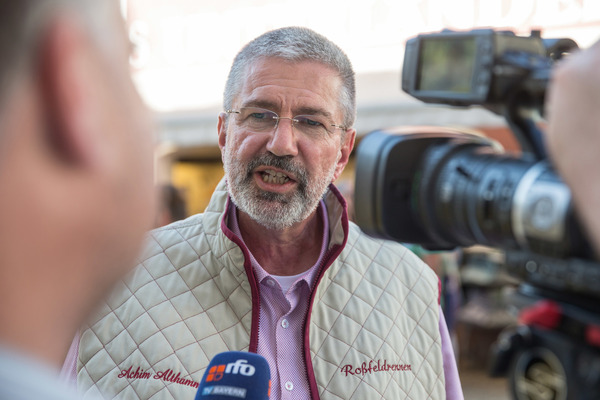 Während OK-Chef Achim Althammer Red’ und Antwort steht, …