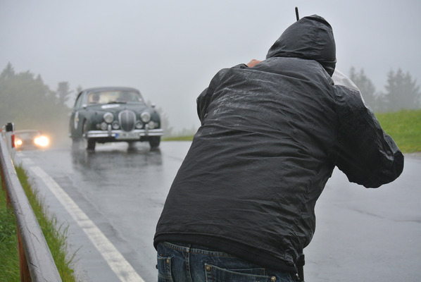 Während der Fahrer im Trocken sitzt, wird der Fotograf bachnass