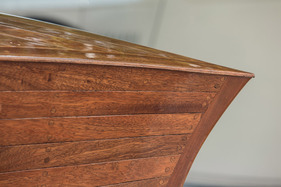 Während der Rolls-Royce mit dem Bootsheck seine schwimmende Hinterachse nicht verleugnen kann, …