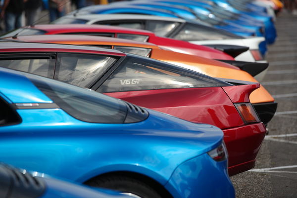 Während die meisten modernen Alpine A110 blau sind, fallen die Klassiker durch vielfältige Farben auf - 1ère Rencontre Franco-Suisse Alpine 2019