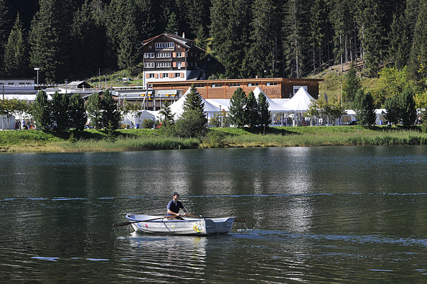 Während die meisten sich entlang der Strecke amüsierten, gab es auch andere die ihre Ruhe auf dem Obersee suchten - Impressionen vom Bergrennen Arosa ClassicCar 2011
