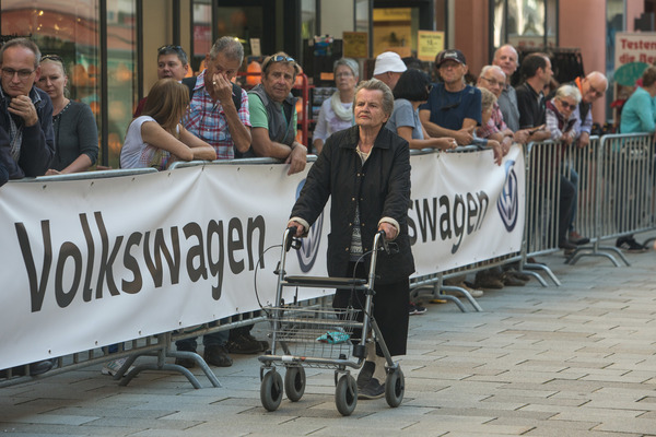 Während sich Oma noch in hohem Alter über all die Volkswagen freut, …