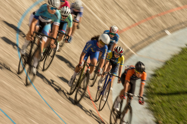Während sich die Radfahrer gegen die Neigung entschieden, …