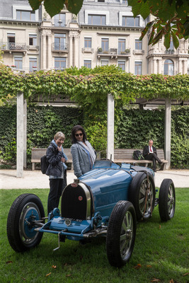 Während sich die beiden Frauen wunderten, wie man mit so etwas überhaupt fahren konnte, wurde im Hintergrund in der Fachliteratur krampfhaft nach dem Nutzen …